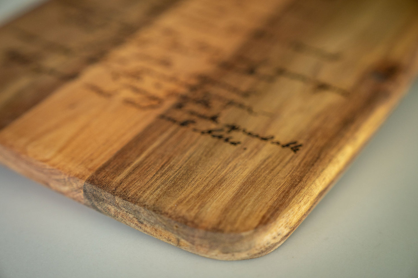Custom handwritten recipe display on wood cutting board, perfect for kitchen decor and wall decoration. Laser engraving preserves family heirlooms and grandmother keepsakes as heritage kitchen art. A unique memorial gift idea featuring personalized design and engraving for a timeless display and keepsake.