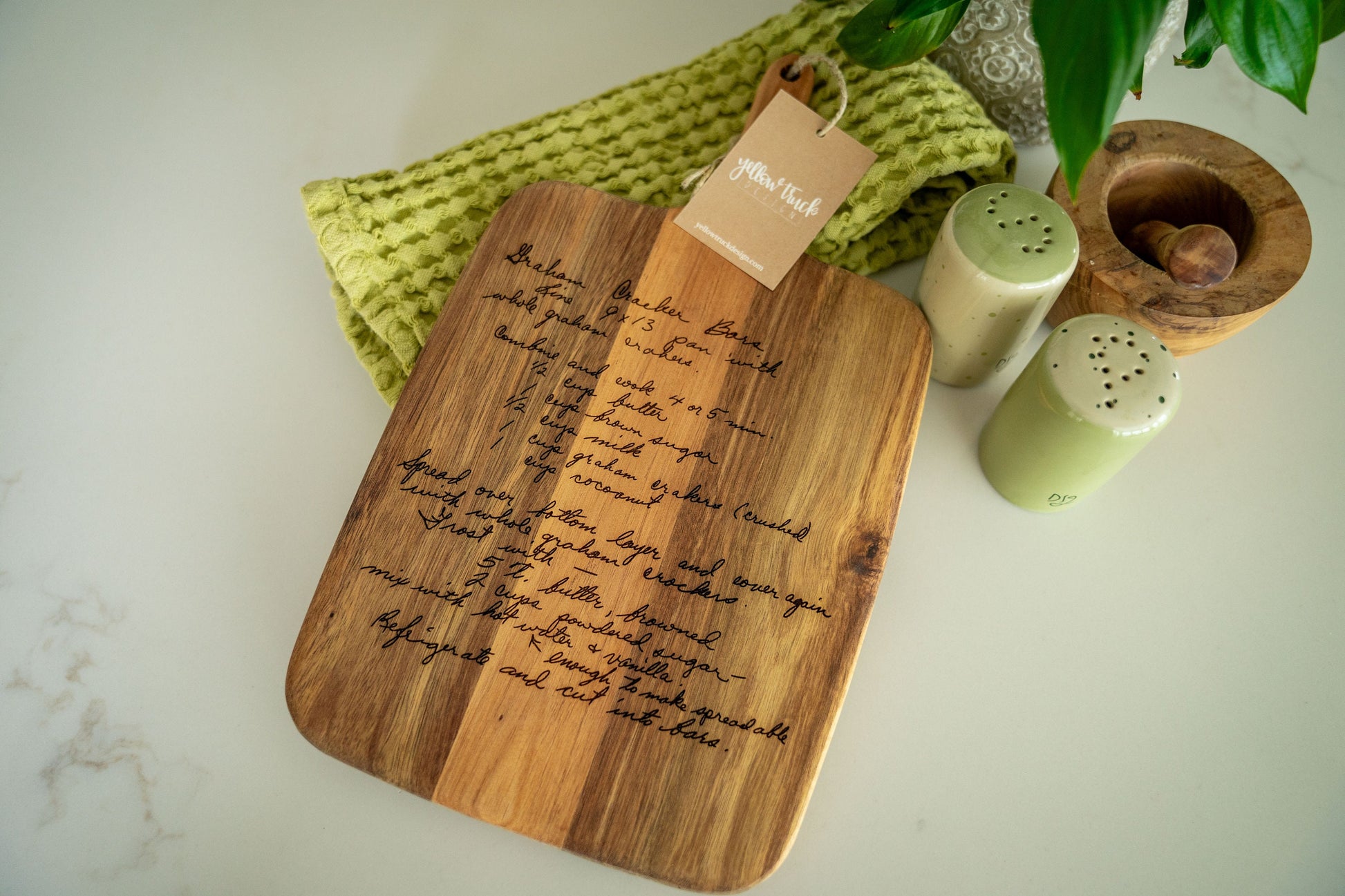 Custom handwritten recipe display on wood cutting board, perfect for kitchen decor and wall decoration. Laser engraving preserves family heirlooms and grandmother keepsakes as heritage kitchen art. A unique memorial gift idea featuring personalized design and engraving for a timeless display and keepsake.