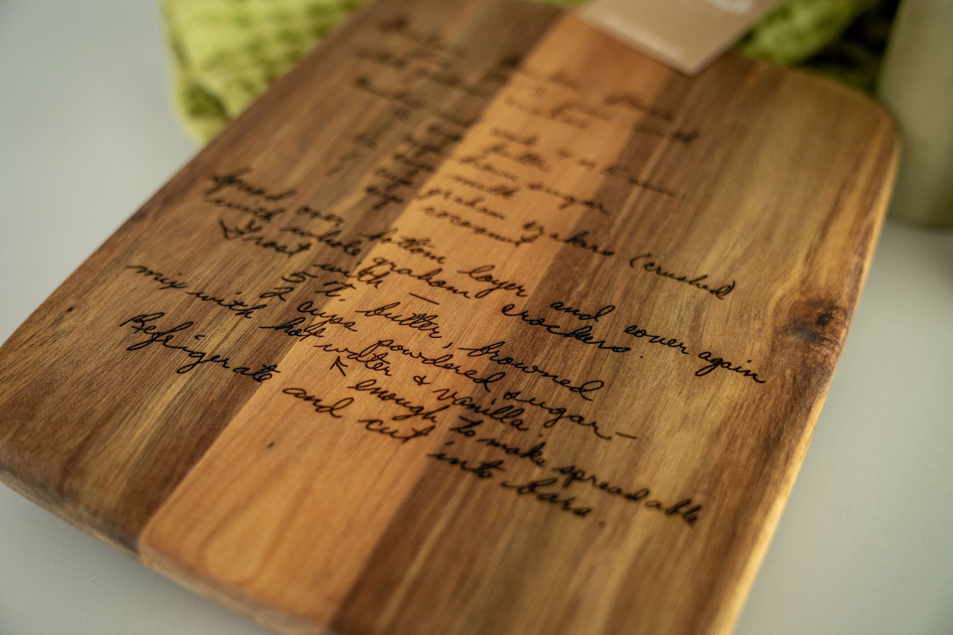 Custom handwritten recipe display on wood cutting board, perfect for kitchen decor and wall decoration. Laser engraving preserves family heirlooms and grandmother keepsakes as heritage kitchen art. A unique memorial gift idea featuring personalized design and engraving for a timeless display and keepsake.