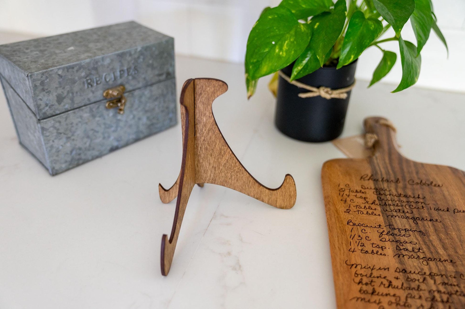 Custom handwritten recipe display on wood cutting board, perfect for kitchen decor and wall decoration. Laser engraving preserves family heirlooms and grandmother keepsakes as heritage kitchen art. A unique memorial gift idea featuring personalized design and engraving for a timeless display and keepsake.