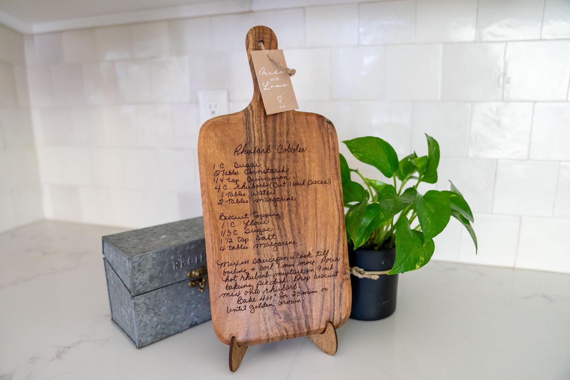 Custom handwritten recipe display on wood cutting board, perfect for kitchen decor and wall decoration. Laser engraving preserves family heirlooms and grandmother keepsakes as heritage kitchen art. A unique memorial gift idea featuring personalized design and engraving for a timeless display and keepsake.