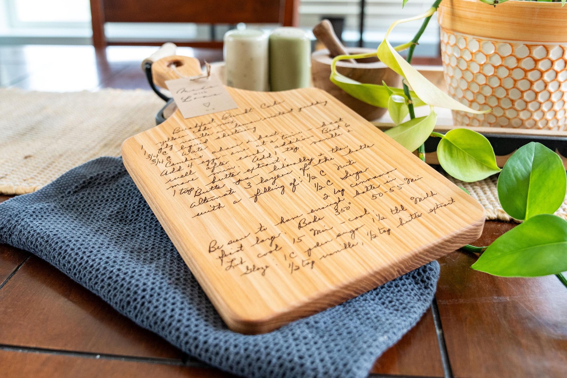 Custom handwritten recipe display on wood cutting board, perfect for kitchen decor and wall decoration. Laser engraving preserves family heirlooms and grandmother keepsakes as heritage kitchen art. A unique memorial gift idea featuring personalized design and engraving for a timeless display and keepsake.