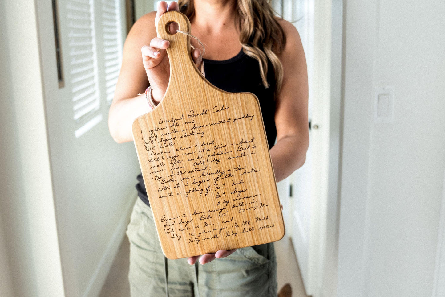Custom handwritten recipe display on wood cutting board, perfect for kitchen decor and wall decoration. Laser engraving preserves family heirlooms and grandmother keepsakes as heritage kitchen art. A unique memorial gift idea featuring personalized design and engraving for a timeless display and keepsake.