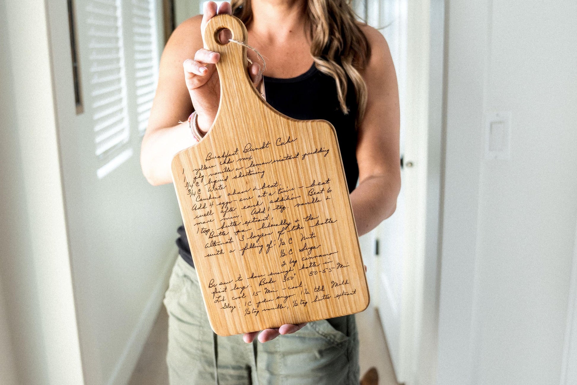 Custom handwritten recipe display on wood cutting board, perfect for kitchen decor and wall decoration. Laser engraving preserves family heirlooms and grandmother keepsakes as heritage kitchen art. A unique memorial gift idea featuring personalized design and engraving for a timeless display and keepsake.
