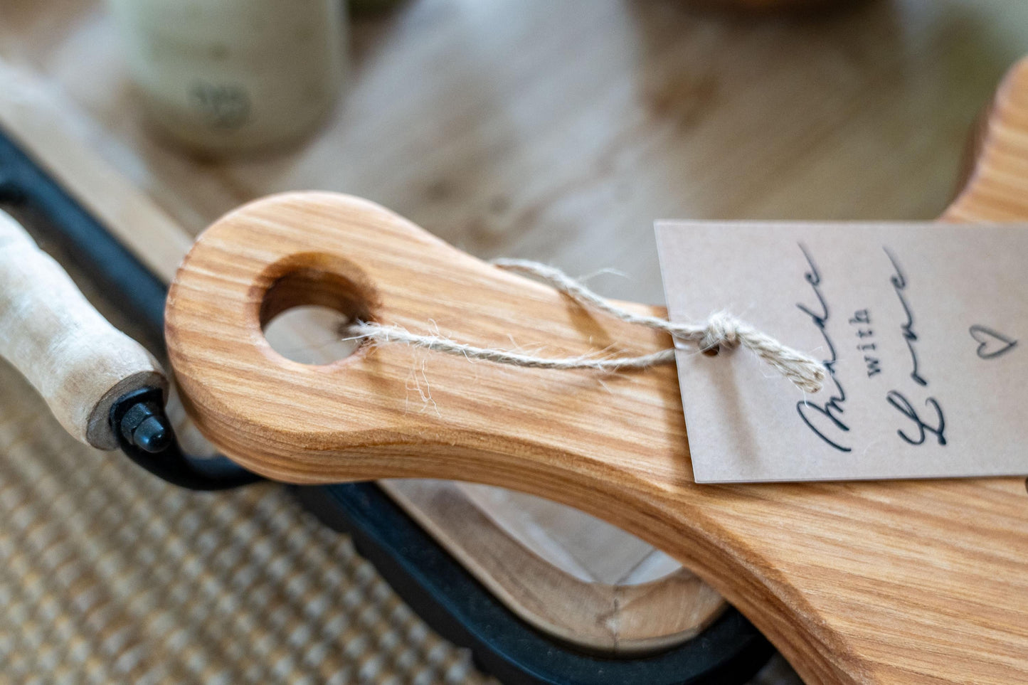 Custom handwritten recipe display on wood cutting board, perfect for kitchen decor and wall decoration. Laser engraving preserves family heirlooms and grandmother keepsakes as heritage kitchen art. A unique memorial gift idea featuring personalized design and engraving for a timeless display and keepsake.