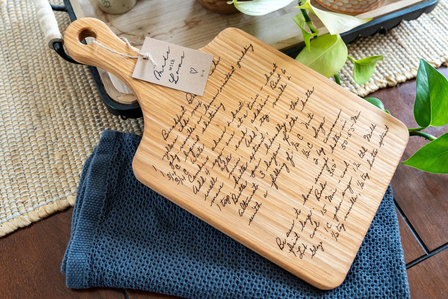 Custom handwritten recipe display on wood cutting board, perfect for kitchen decor and wall decoration. Laser engraving preserves family heirlooms and grandmother keepsakes as heritage kitchen art. A unique memorial gift idea featuring personalized design and engraving for a timeless display and keepsake.