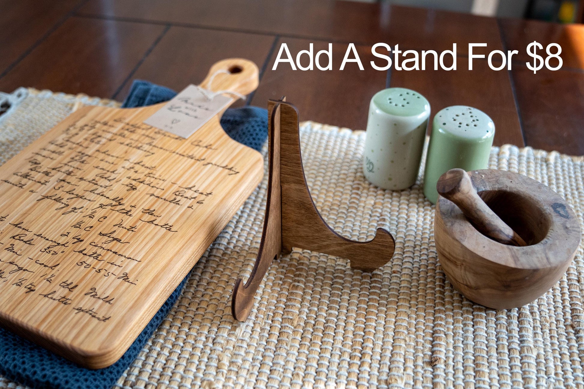 Custom handwritten recipe display on wood cutting board, perfect for kitchen decor and wall decoration. Laser engraving preserves family heirlooms and grandmother keepsakes as heritage kitchen art. A unique memorial gift idea featuring personalized design and engraving for a timeless display and keepsake.