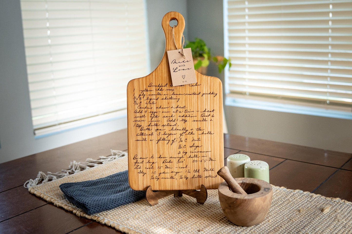 Custom handwritten recipe display on wood cutting board, perfect for kitchen decor and wall decoration. Laser engraving preserves family heirlooms and grandmother keepsakes as heritage kitchen art. A unique memorial gift idea featuring personalized design and engraving for a timeless display and keepsake.