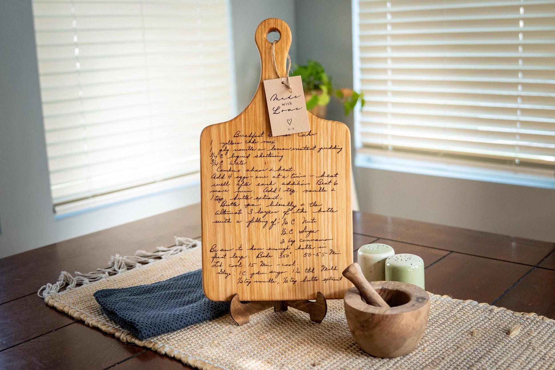 Custom handwritten recipe display on wood cutting board, perfect for kitchen decor and wall decoration. Laser engraving preserves family heirlooms and grandmother keepsakes as heritage kitchen art. A unique memorial gift idea featuring personalized design and engraving for a timeless display and keepsake.