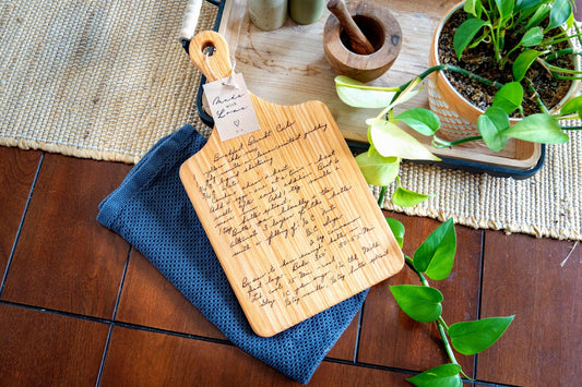 Custom handwritten recipe display on wood cutting board, perfect for kitchen decor and wall decoration. Laser engraving preserves family heirlooms and grandmother keepsakes as heritage kitchen art. A unique memorial gift idea featuring personalized design and engraving for a timeless display and keepsake.