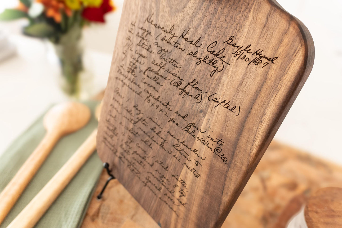 Custom handwritten recipe display on wood cutting board, perfect for kitchen decor and wall decoration. Laser engraving preserves family heirlooms and grandmother keepsakes as heritage kitchen art. A unique memorial gift idea featuring personalized design and engraving for a timeless display and keepsake.