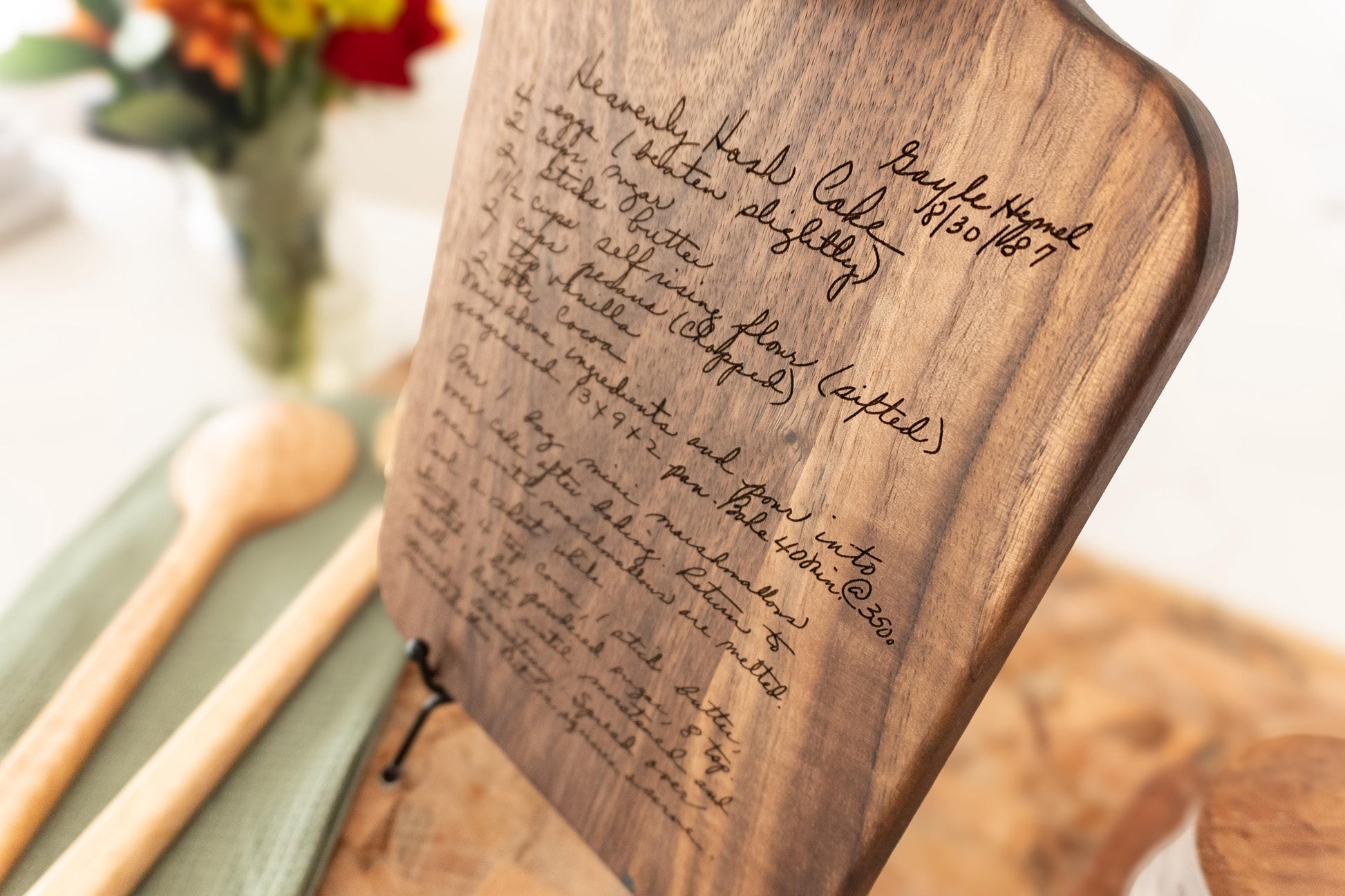 Custom handwritten recipe display on wood cutting board, perfect for kitchen decor and wall decoration. Laser engraving preserves family heirlooms and grandmother keepsakes as heritage kitchen art. A unique memorial gift idea featuring personalized design and engraving for a timeless display and keepsake.