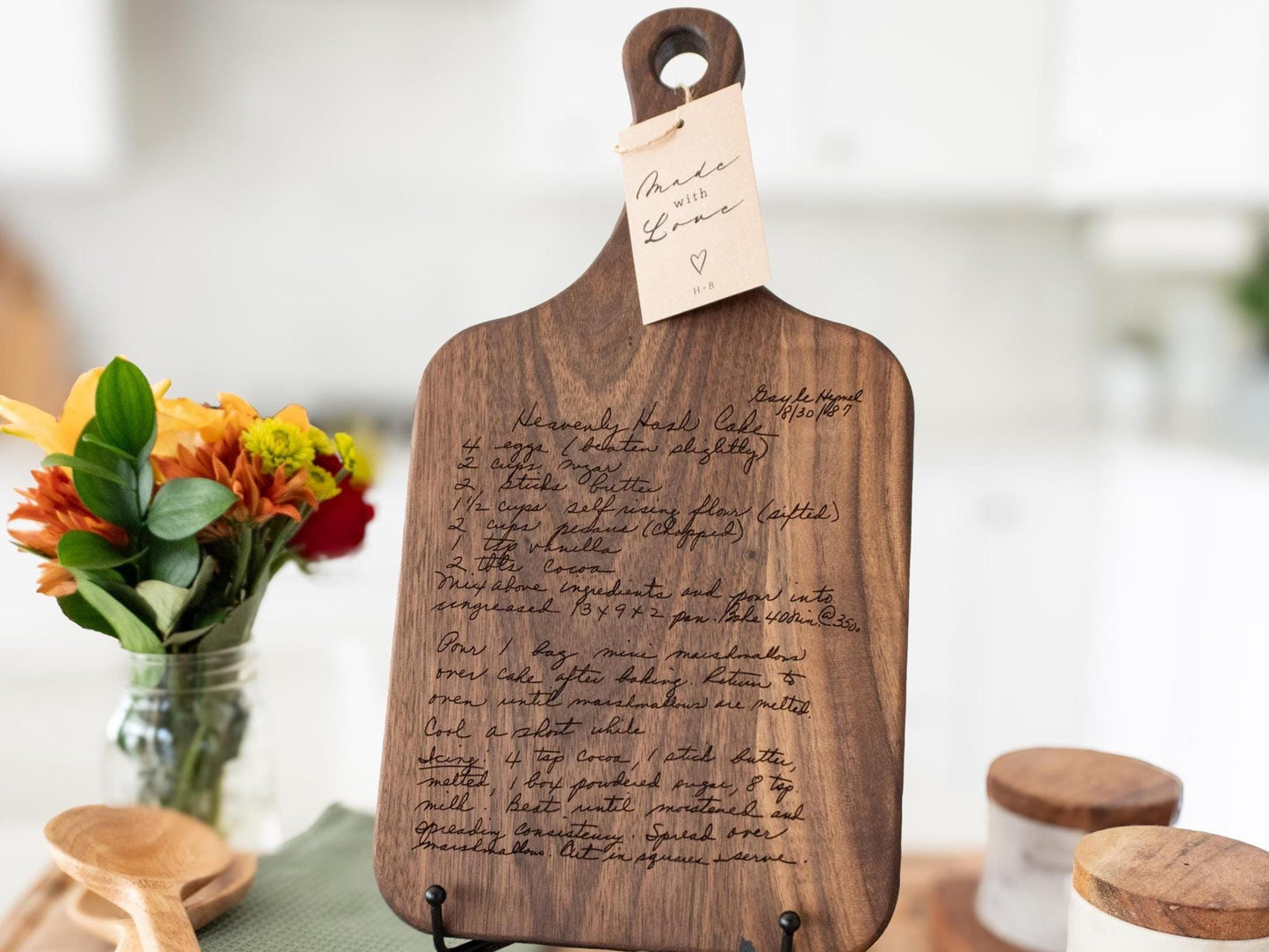 Custom handwritten recipe display on wood cutting board, perfect for kitchen decor and wall decoration. Laser engraving preserves family heirlooms and grandmother keepsakes as heritage kitchen art. A unique memorial gift idea featuring personalized design and engraving for a timeless display and keepsake.