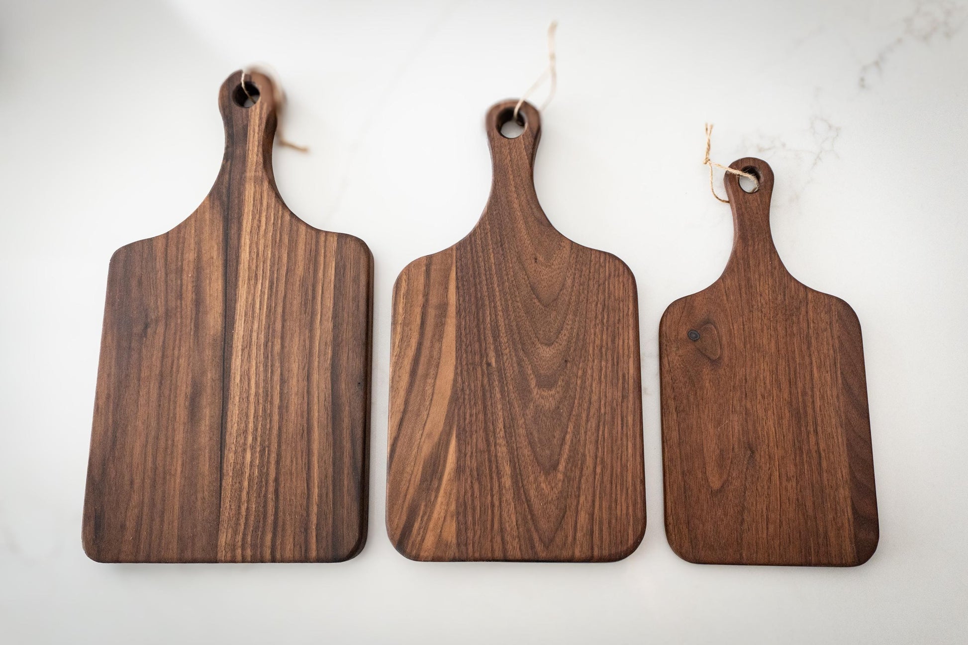 Custom handwritten recipe display on wood cutting board, perfect for kitchen decor and wall decoration. Laser engraving preserves family heirlooms and grandmother keepsakes as heritage kitchen art. A unique memorial gift idea featuring personalized design and engraving for a timeless display and keepsake.