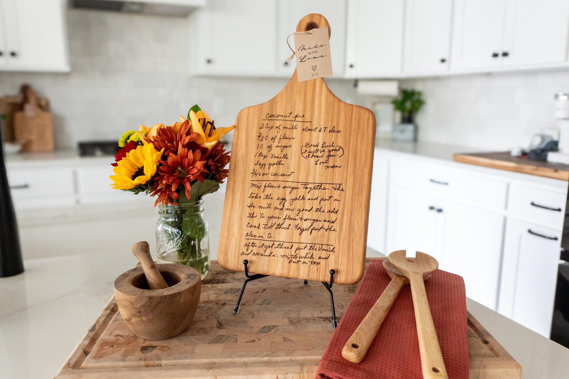 Custom handwritten recipe display on wood cutting board, perfect for kitchen decor and wall decoration. Laser engraving preserves family heirlooms and grandmother keepsakes as heritage kitchen art. A unique memorial gift idea featuring personalized design and engraving for a timeless display and keepsake.