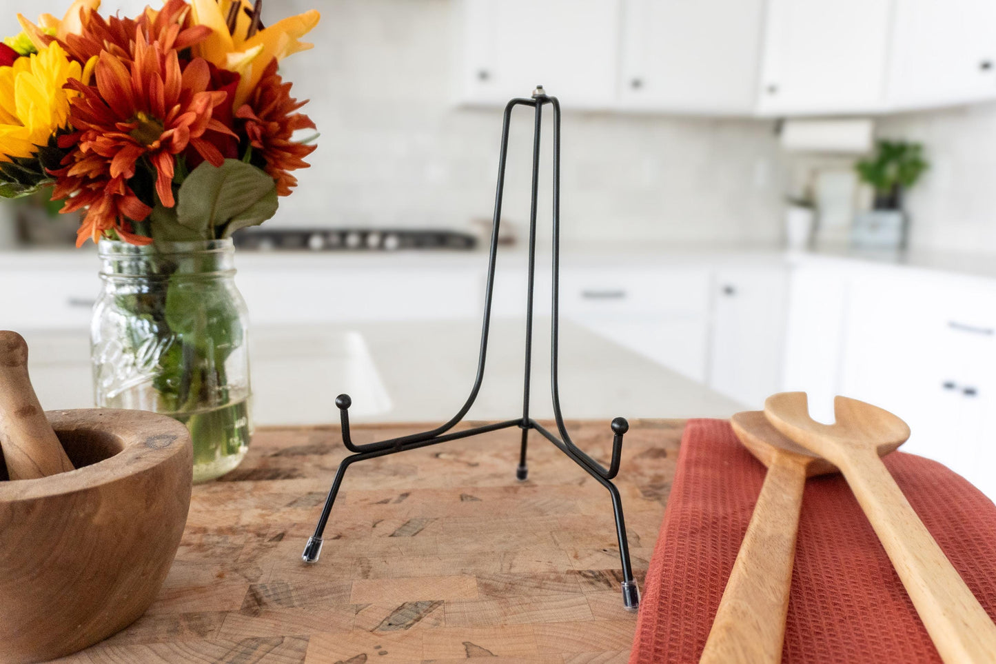 Custom handwritten recipe display on wood cutting board, perfect for kitchen decor and wall decoration. Laser engraving preserves family heirlooms and grandmother keepsakes as heritage kitchen art. A unique memorial gift idea featuring personalized design and engraving for a timeless display and keepsake.