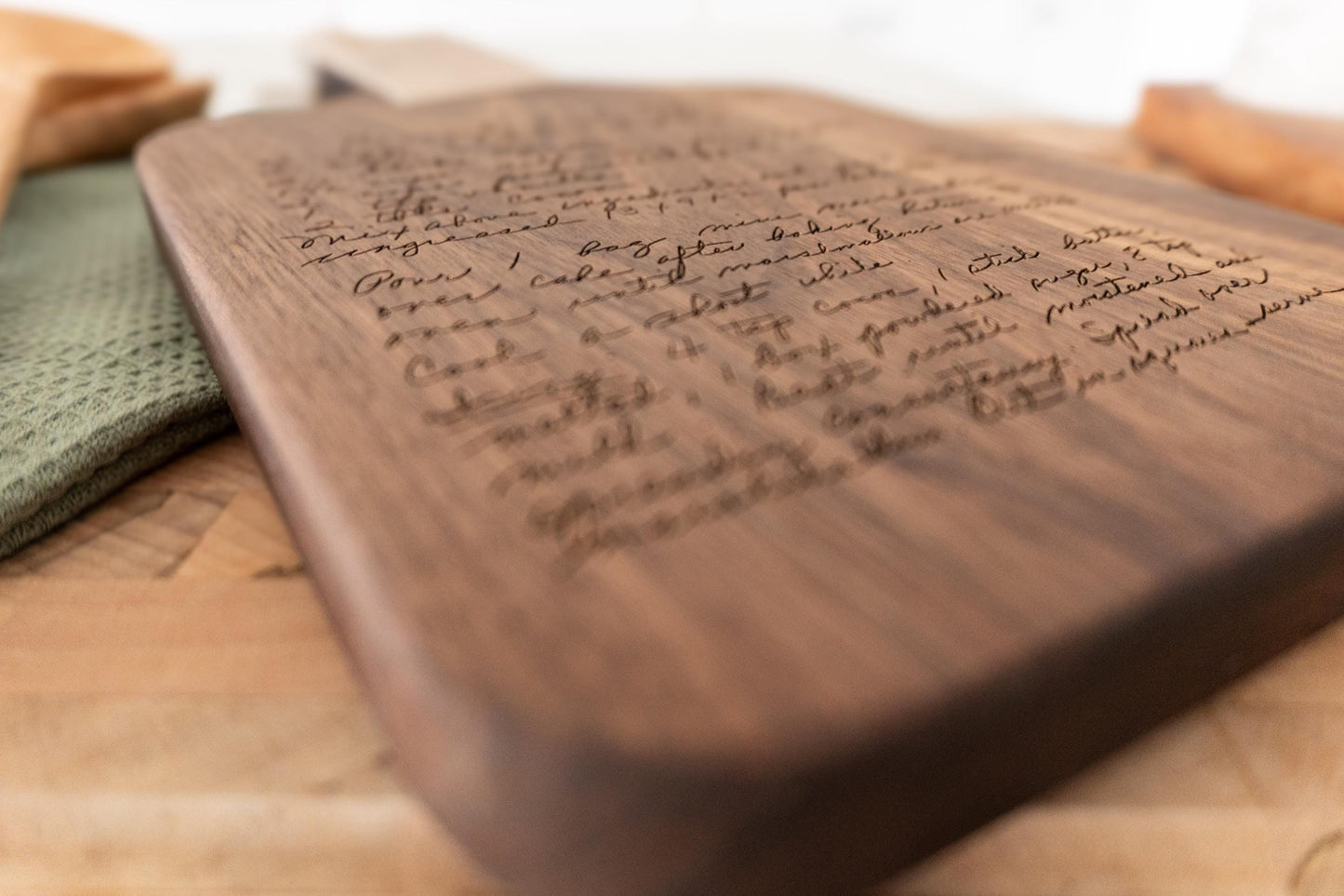 Custom handwritten recipe display on wood cutting board, perfect for kitchen decor and wall decoration. Laser engraving preserves family heirlooms and grandmother keepsakes as heritage kitchen art. A unique memorial gift idea featuring personalized design and engraving for a timeless display and keepsake.