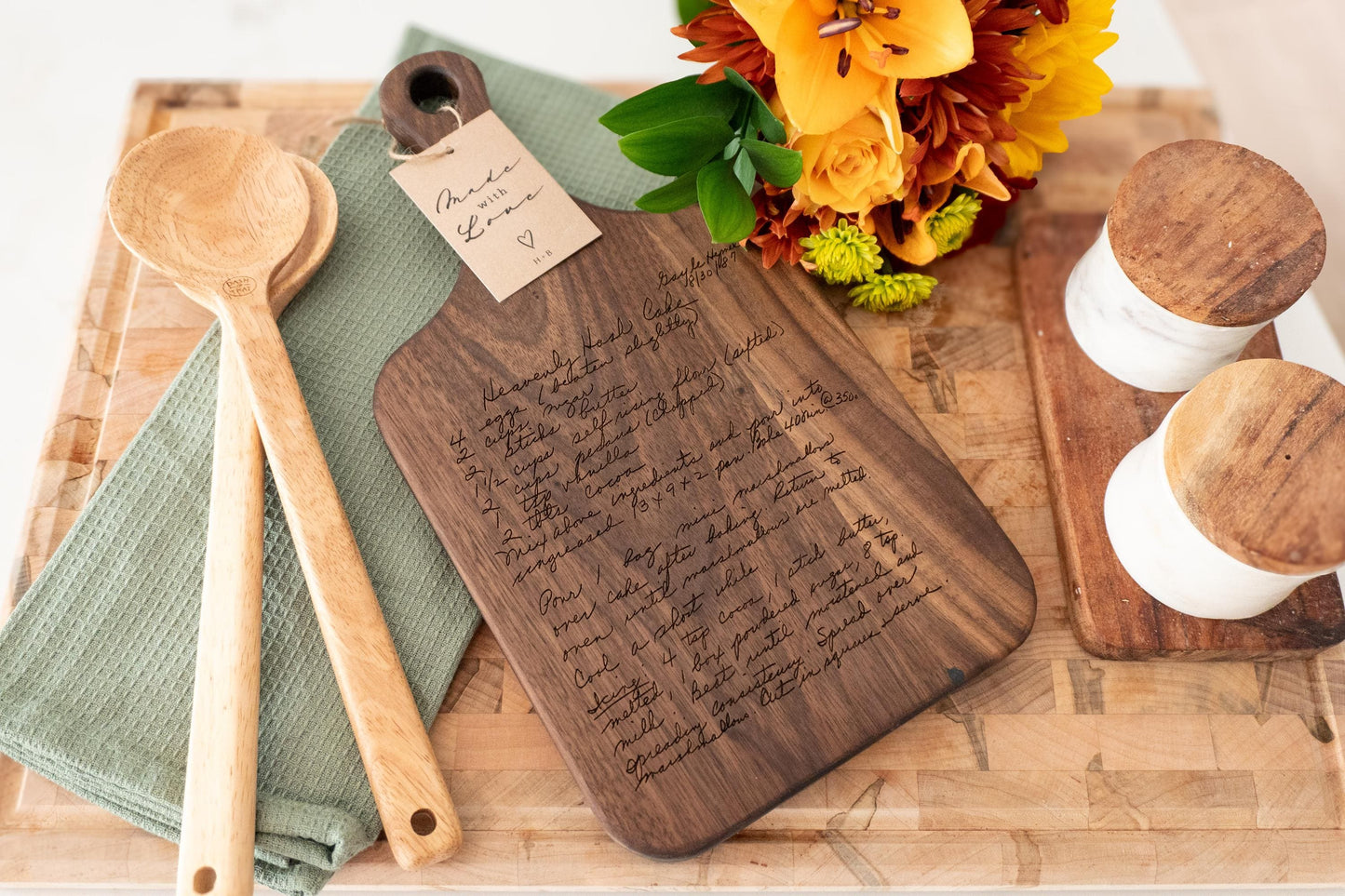 Custom handwritten recipe display on wood cutting board, perfect for kitchen decor and wall decoration. Laser engraving preserves family heirlooms and grandmother keepsakes as heritage kitchen art. A unique memorial gift idea featuring personalized design and engraving for a timeless display and keepsake.