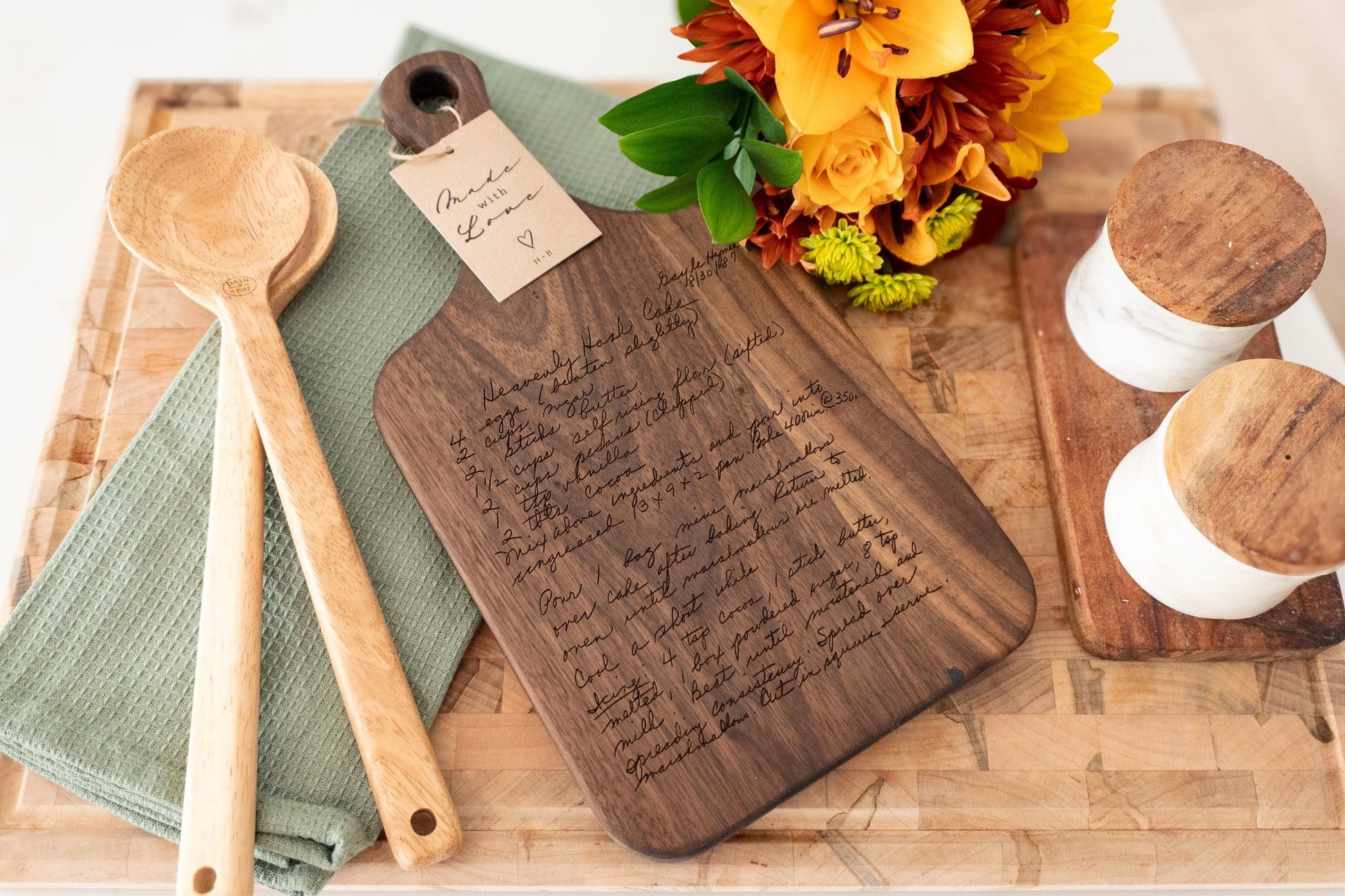 Custom handwritten recipe display on wood cutting board, perfect for kitchen decor and wall decoration. Laser engraving preserves family heirlooms and grandmother keepsakes as heritage kitchen art. A unique memorial gift idea featuring personalized design and engraving for a timeless display and keepsake.