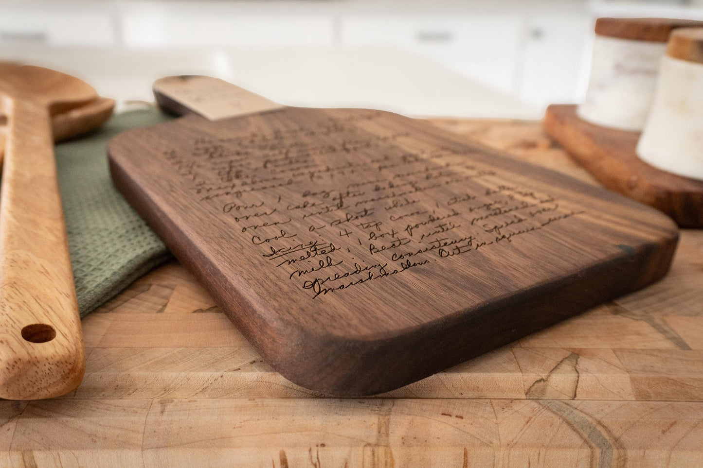 Custom handwritten recipe display on wood cutting board, perfect for kitchen decor and wall decoration. Laser engraving preserves family heirlooms and grandmother keepsakes as heritage kitchen art. A unique memorial gift idea featuring personalized design and engraving for a timeless display and keepsake.