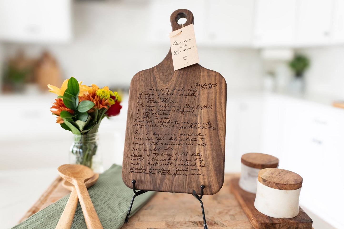 Custom handwritten recipe display on wood cutting board, perfect for kitchen decor and wall decoration. Laser engraving preserves family heirlooms and grandmother keepsakes as heritage kitchen art. A unique memorial gift idea featuring personalized design and engraving for a timeless display and keepsake.