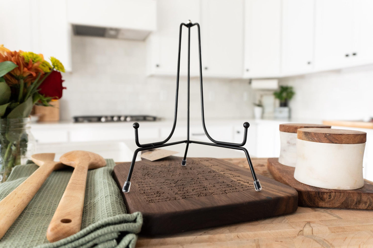 Custom handwritten recipe display on wood cutting board, perfect for kitchen decor and wall decoration. Laser engraving preserves family heirlooms and grandmother keepsakes as heritage kitchen art. A unique memorial gift idea featuring personalized design and engraving for a timeless display and keepsake.