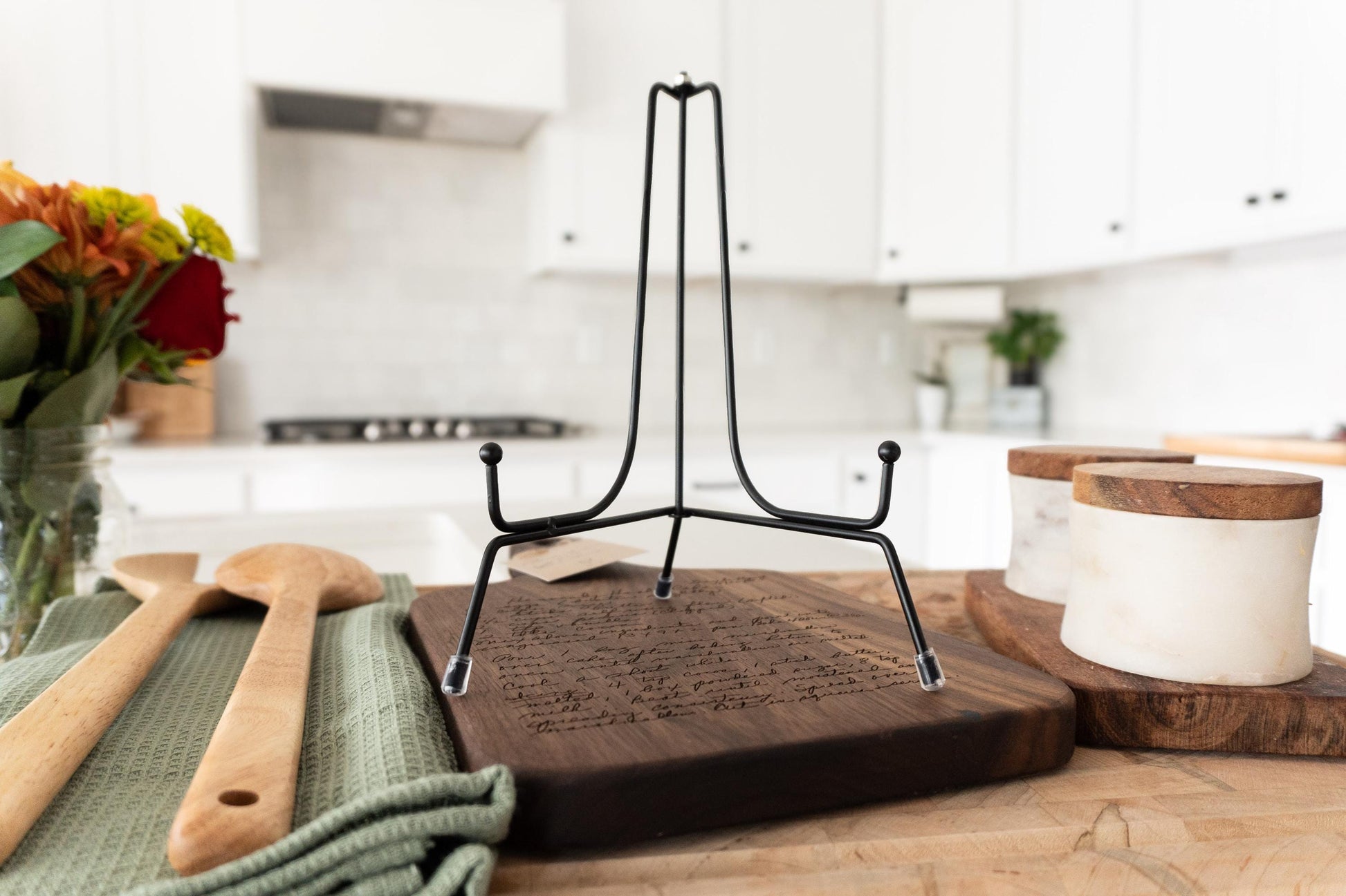 Custom handwritten recipe display on wood cutting board, perfect for kitchen decor and wall decoration. Laser engraving preserves family heirlooms and grandmother keepsakes as heritage kitchen art. A unique memorial gift idea featuring personalized design and engraving for a timeless display and keepsake.