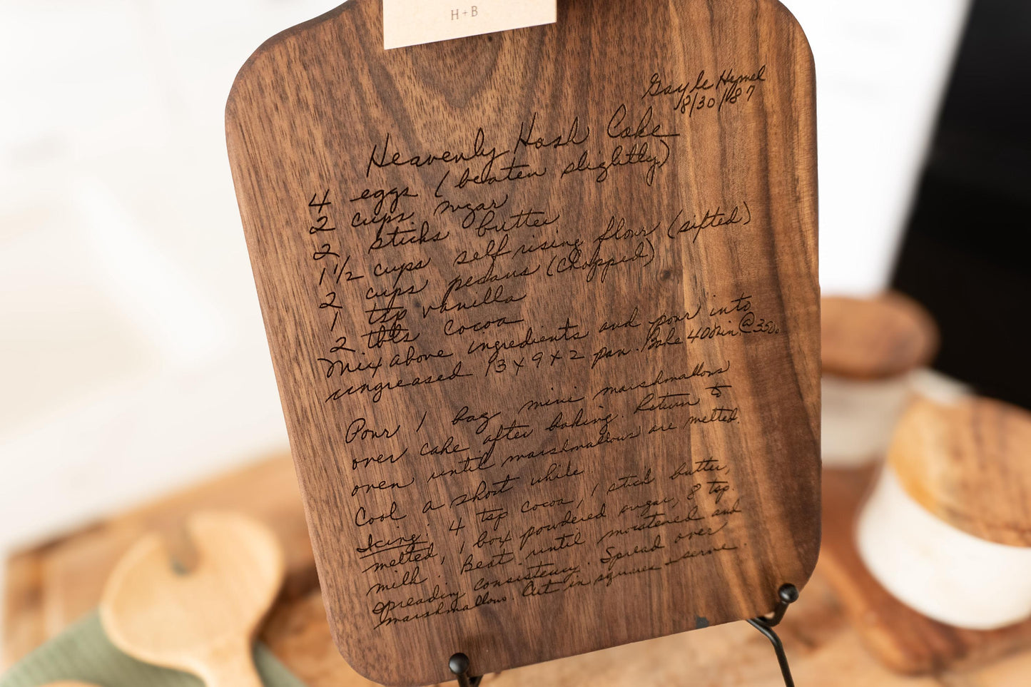 Custom handwritten recipe display on wood cutting board, perfect for kitchen decor and wall decoration. Laser engraving preserves family heirlooms and grandmother keepsakes as heritage kitchen art. A unique memorial gift idea featuring personalized design and engraving for a timeless display and keepsake.