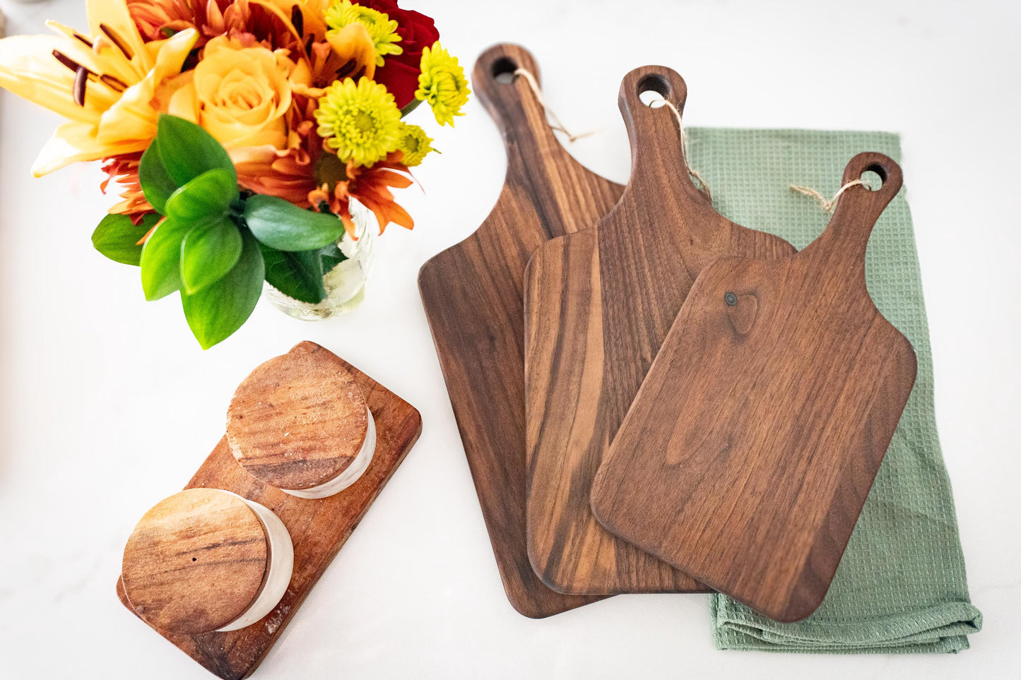 Custom handwritten recipe display on wood cutting board, perfect for kitchen decor and wall decoration. Laser engraving preserves family heirlooms and grandmother keepsakes as heritage kitchen art. A unique memorial gift idea featuring personalized design and engraving for a timeless display and keepsake.