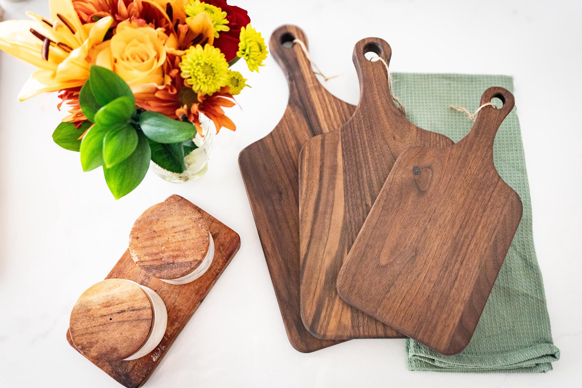 Custom handwritten recipe display on wood cutting board, perfect for kitchen decor and wall decoration. Laser engraving preserves family heirlooms and grandmother keepsakes as heritage kitchen art. A unique memorial gift idea featuring personalized design and engraving for a timeless display and keepsake.