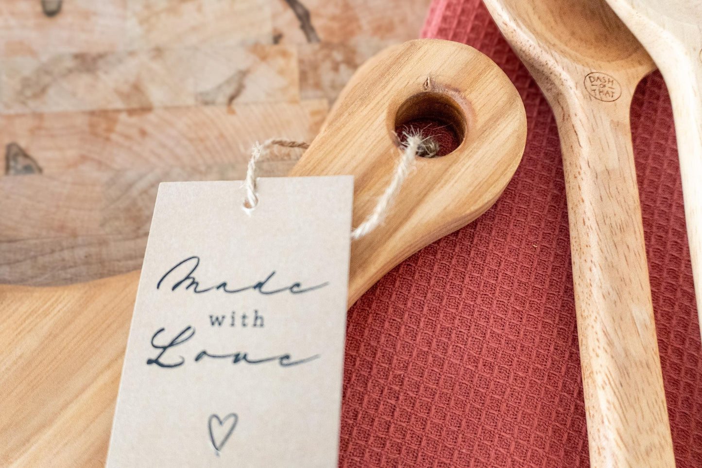 Custom handwritten recipe display on wood cutting board, perfect for kitchen decor and wall decoration. Laser engraving preserves family heirlooms and grandmother keepsakes as heritage kitchen art. A unique memorial gift idea featuring personalized design and engraving for a timeless display and keepsake.