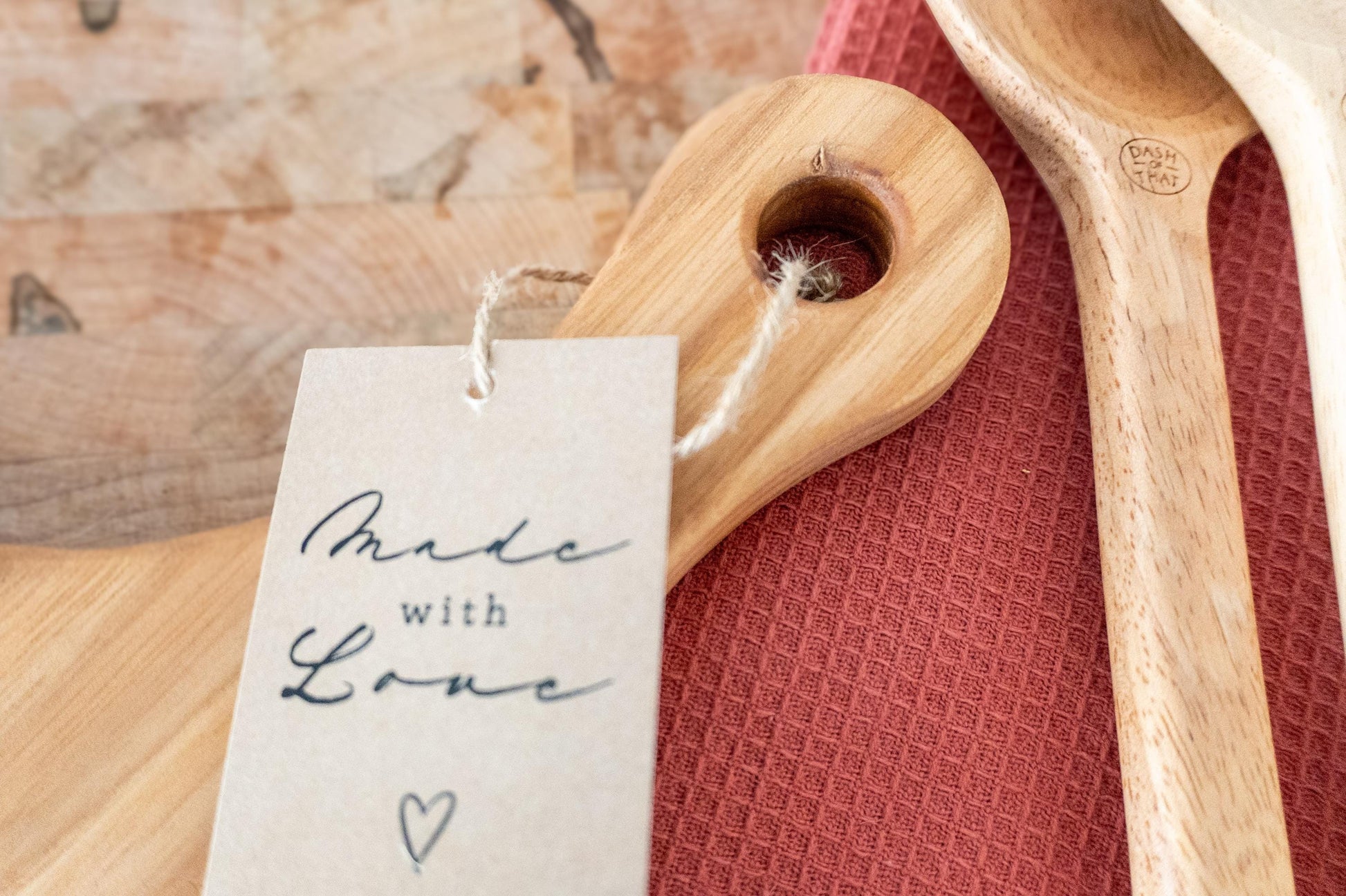 Custom handwritten recipe display on wood cutting board, perfect for kitchen decor and wall decoration. Laser engraving preserves family heirlooms and grandmother keepsakes as heritage kitchen art. A unique memorial gift idea featuring personalized design and engraving for a timeless display and keepsake.
