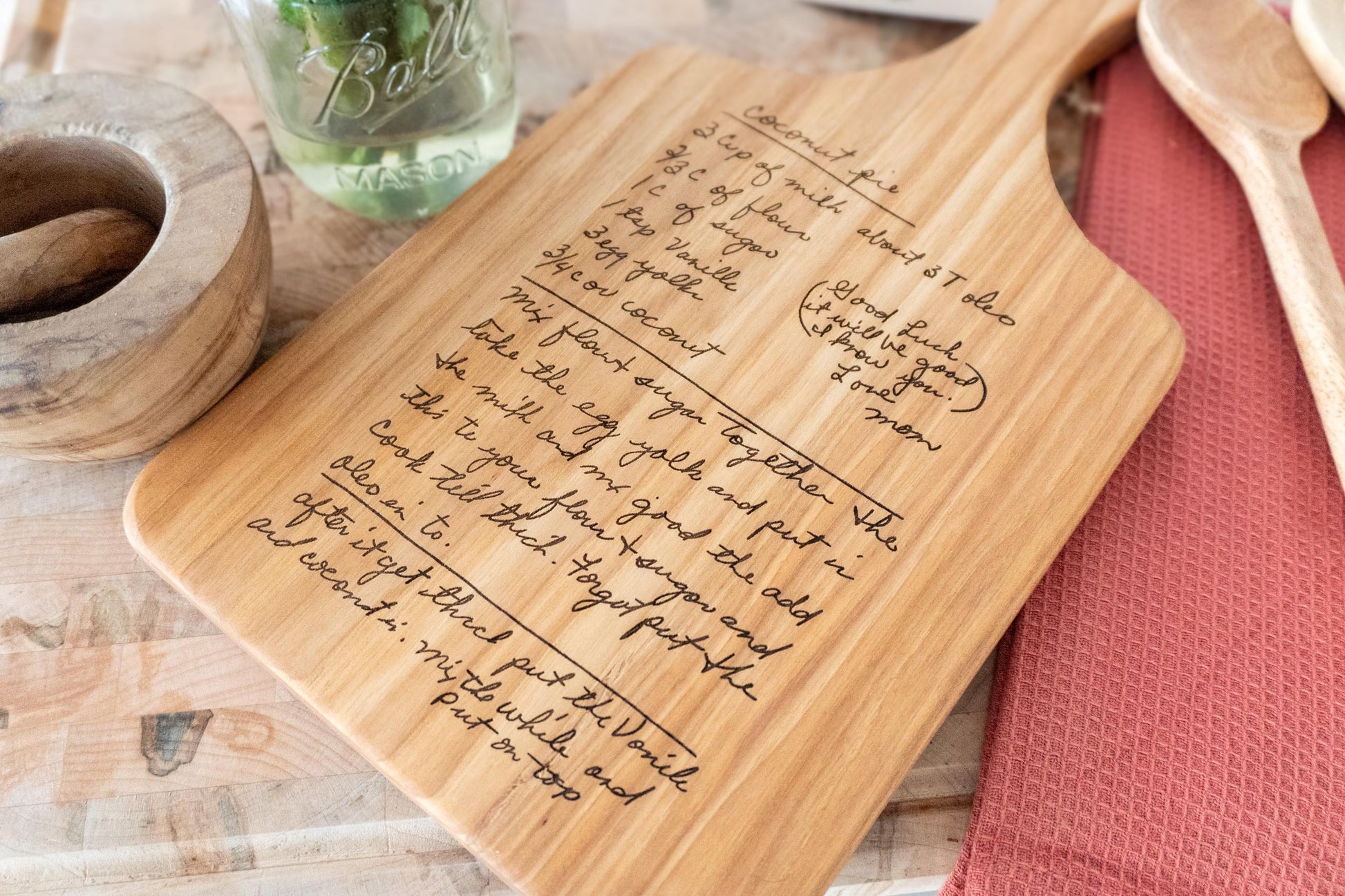 Custom handwritten recipe display on wood cutting board, perfect for kitchen decor and wall decoration. Laser engraving preserves family heirlooms and grandmother keepsakes as heritage kitchen art. A unique memorial gift idea featuring personalized design and engraving for a timeless display and keepsake.