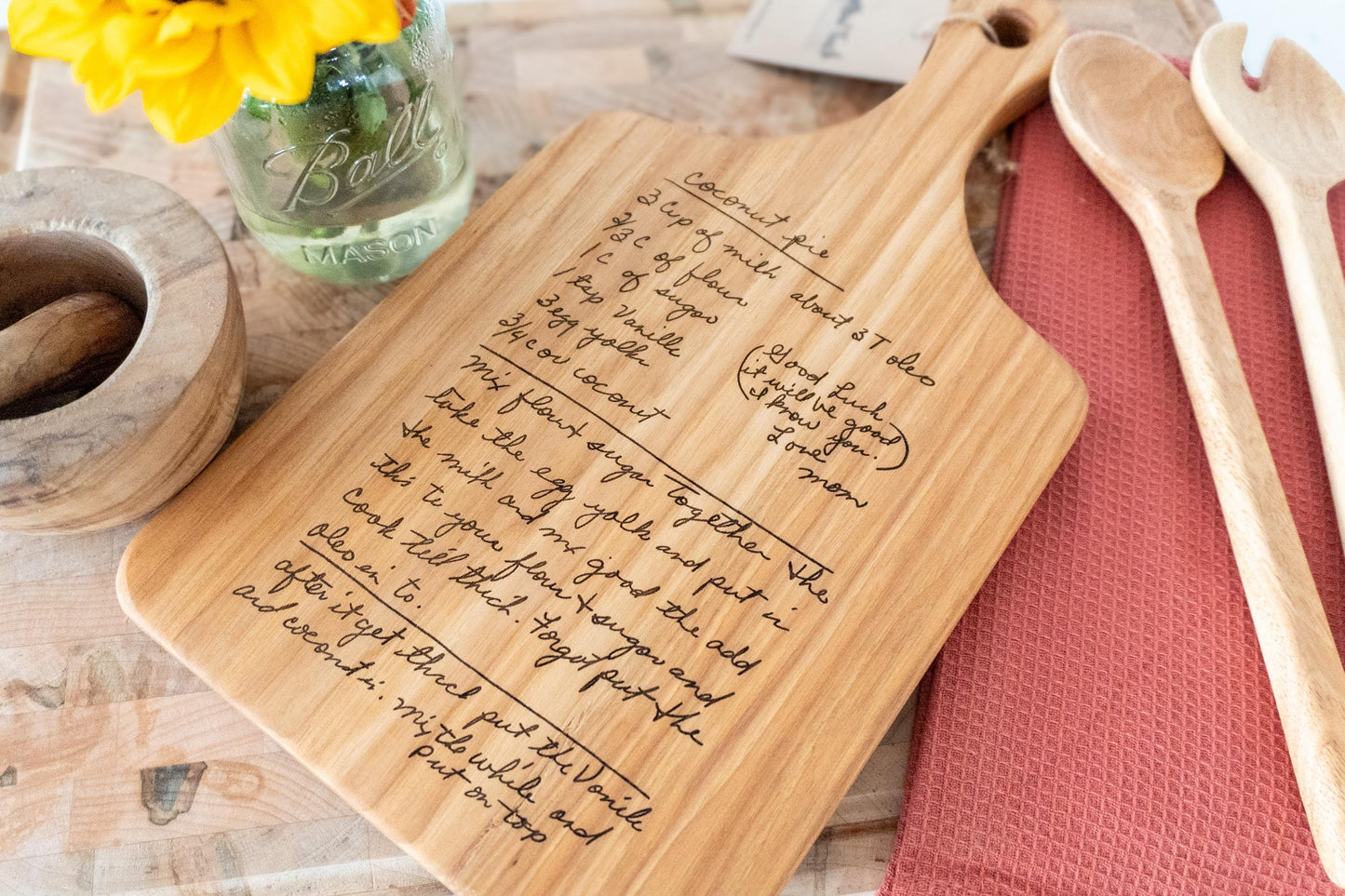 Custom handwritten recipe display on wood cutting board, perfect for kitchen decor and wall decoration. Laser engraving preserves family heirlooms and grandmother keepsakes as heritage kitchen art. A unique memorial gift idea featuring personalized design and engraving for a timeless display and keepsake.