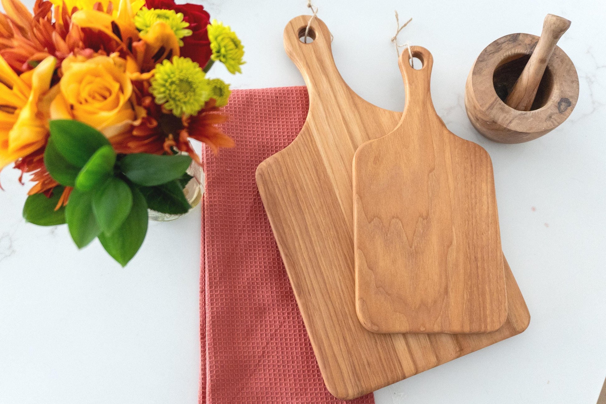Custom handwritten recipe display on wood cutting board, perfect for kitchen decor and wall decoration. Laser engraving preserves family heirlooms and grandmother keepsakes as heritage kitchen art. A unique memorial gift idea featuring personalized design and engraving for a timeless display and keepsake.